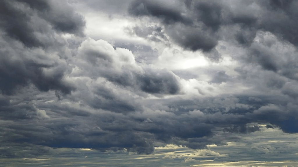 Циклони накрили всю Україну: у Дніпрі вируватиме негода